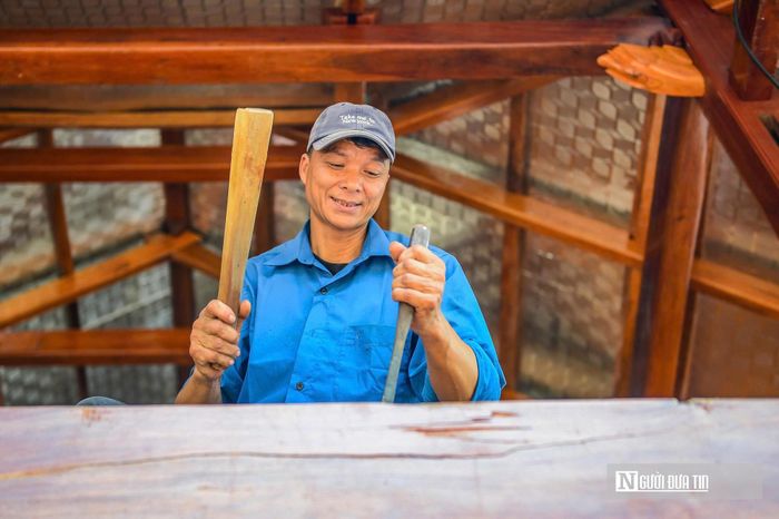 Những người thợ đang tất bật hoàn thiện ngôi nhà.