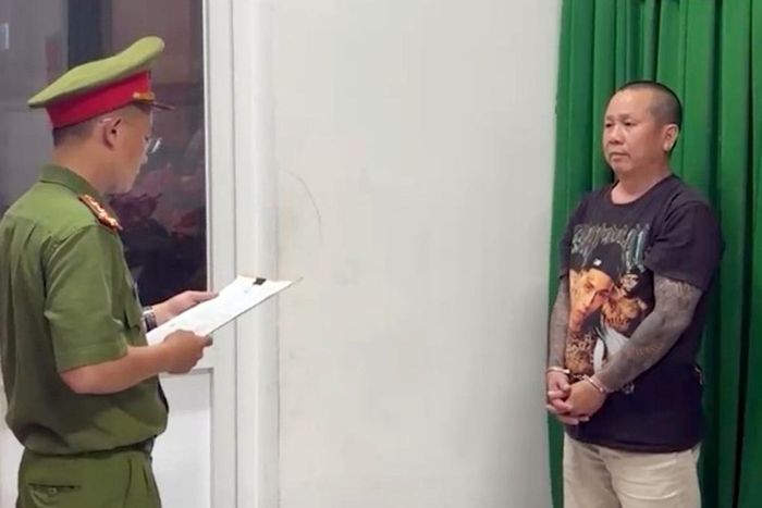Công an công bố lệnh giữ người trong trường hợp khẩn cấp đối với Nguyễn Công Thành (Ảnh: Công an tỉnh Khánh Hòa).