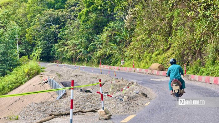 Đoạn đường bị sụt lún nghiêm trọng khiến việc lưu thông tiềm ẩn nhiều rủi ro.