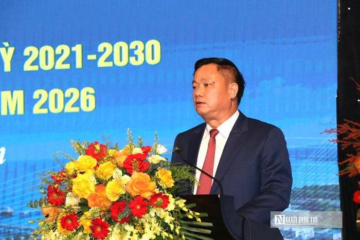 Bí thư Tỉnh ủy Nghệ An Nguyễn Khắc Thận phát biểu tại hội nghị.
