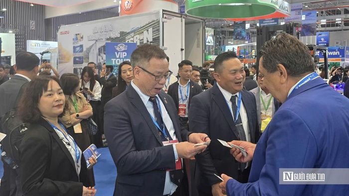 Ông Đào Trọng Khoa, Phó Chủ tịch FIATA, Chủ tịch Hiệp hội Doanh nghiệp Dịch vụ Logistics Việt Nam (VLA) trao đổi với đại diện doanh nghiệp nước ngoài tại Triển lãm Quốc tế Logistics Việt Nam lần thứ 4 (VILOG 2026).