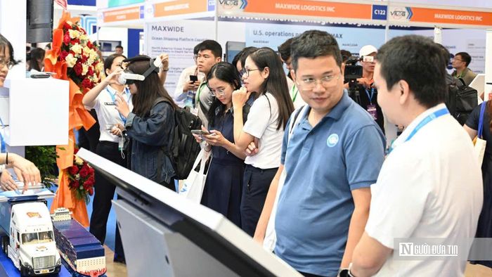 Đại diện Tổng công ty Tân Cảng Sài Gòn giới thiệu các giải pháp logistics và chuỗi cung ứng lạnh với khách tham quan tại Triển lãm Quốc tế Logistics Việt Nam lần thứ 4 (VILOG 2026).