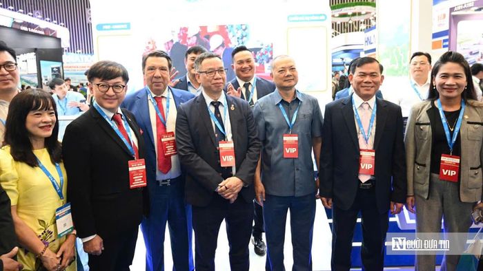 Các đại biểu tham quan mô hình phát triển của hệ thống cảng của Tập đoàn Gemadept.