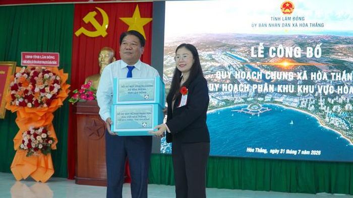 Đại diện Viện Quy hoạch xây dựng Lâm Đồng bàn giao hồ sơ Quy hoạch cho xã Hòa Thắng nhằm chính thức hóa việc tiếp nhận, quản lý và triển khai quy hoạch