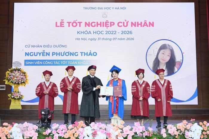 Ban giám hiệu Trường Đại học Y Hà Nội trao Bằng và phần thưởng cho sinh viên xuất sắc. Ảnh: Hữu Linh
