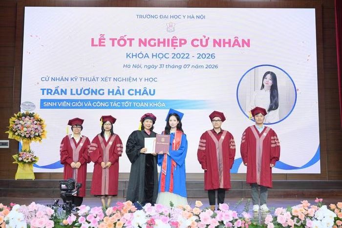 Ban giám hiệu Trường Đại học Y Hà Nội trao Bằng và phần thưởng cho sinh viên xuất sắc. Ảnh: Hữu Linh