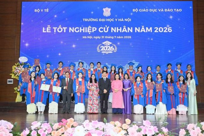 Các thầy cô và các cử nhân vừa tốt nghiệp. Ảnh: Hữu Linh