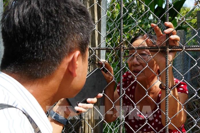 Bà Nguyễn Thị Nguyệt Minh bật khóc khi trò chuyện với phóng viên. Ảnh: Thanh Liêm - TTXVN