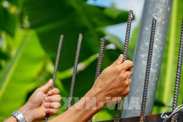 Bên trên hàng rào chắn lối vào nhà bà Minh còn hàn thêm các cọc sắt được vát nhọn. Ảnh: Thanh Liêm - TTXVN