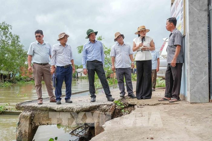Lãnh đạo Sở Nông nghiệp và Môi trường thành phố Cần Thơ khảo sát điểm sạt lở bờ rạch Mang Cá ở xã Đại Hải làm sụp tuyến đường giao thông ven sông. Ảnh: Thanh Liêm - TTXVN