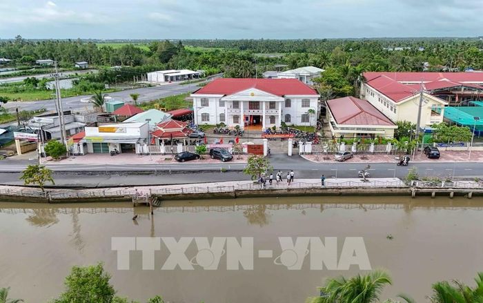 Vị trí sạt lở, sụt lún dài hơn 225m trên tuyến đường tỉnh 932C đoạn trước UBND xã Đại Hải, thành phố Cần Thơ. Ảnh: Thanh Liêm - TTXVN
