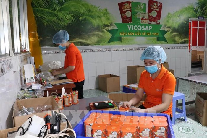 Công nhân Công ty TNHH Chế biến dừa sáp Cầu Kè (Vicosap), xã Tam Ngãi sản xuất các sản phẩm từ dừa sáp đạt chuẩn OCOP. Ảnh: Thanh Hòa - TTXVN