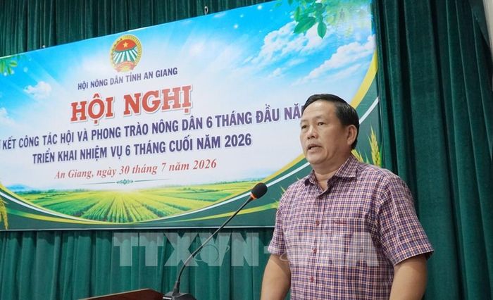 Phó Chủ tịch Ủy ban MTTQVN tỉnh, Chủ tịch Hội Nông dân tỉnh An Giang Nguyễn Văn Cọp phát biểu kết luận hội nghị. Ảnh: Văn Sĩ - TTXVN