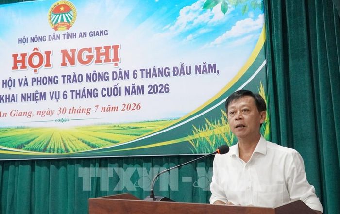 Phó Chủ tịch Hội Nông dân tỉnh An Giang Phan Tùng Lâm phát biểu tại hội nghị. Ảnh: Văn Sĩ - TTXVN