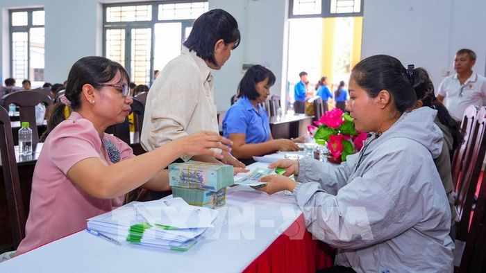 Người dân nhận nguồn vốn tín dụng ưu đãi từ các Chương trình mục tiêu quốc gia trên địa bàn tỉnh Tây Ninh. Ảnh: Minh Phú - TTXVN
