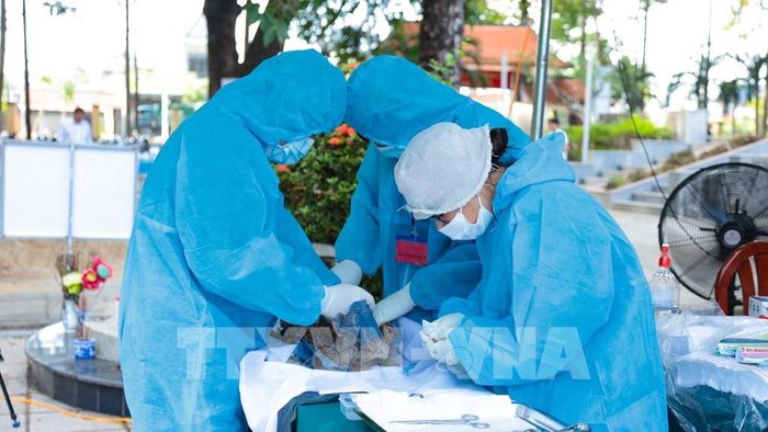 Tổ công tác tiến hành lấy mẫu hài cốt liệt sĩ chưa xác định được thông tin tại Nghĩa trang Liệt sĩ Châu Thành. Ảnh: Minh Phú - TTXVN