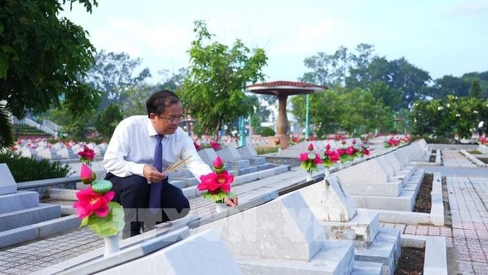 Lãnh đạo UBND tỉnh Tây Ninh dâng hương tưởng niệm, tri ân các Anh hùng liệt sĩ. Ảnh: Minh Phú – TTXVN