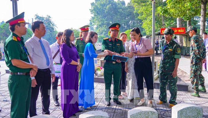 Ban Chỉ đạo 515 tỉnh Tây Ninh cùng các đơn vị liên quan kiểm tra, chỉ đạo công tác lấy mẫu hài cốt liệt sĩ tại Nghĩa trang Liệt sĩ Dương Minh Châu. Ảnh: Minh Phú - TTXVN