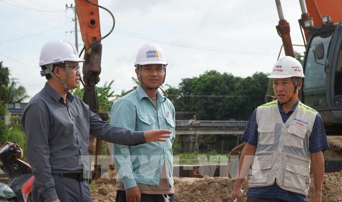 Đại diện chủ đầu tư và nhà thầu thường xuyên kiểm tra tiến độ xây dựng cao tốc Mỹ An - Cao Lãnh. Ảnh: Nhựt An - TTXVN