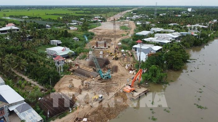 Công trường thi công cao tốc Mỹ An - Cao Lãnh, đoạn qua xã Mỹ Quí, tỉnh Đồng Tháp. Ảnh: Nhựt An - TTXVN