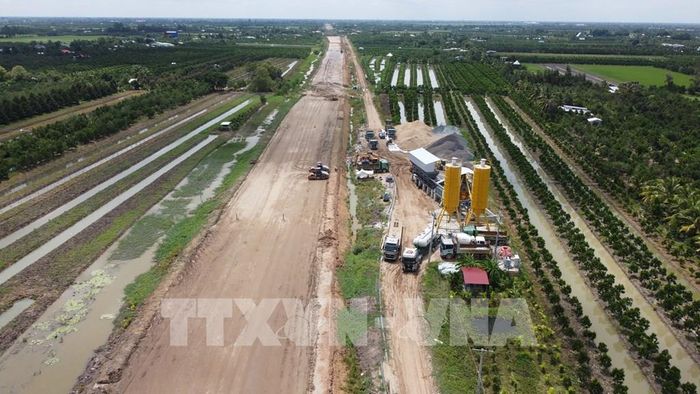 Dự án cao tốc Mỹ An - Cao Lãnh đã đắp cát nền đường, đang trong quá trình chờ gia tải. Ảnh: Nhựt An - TTXVN