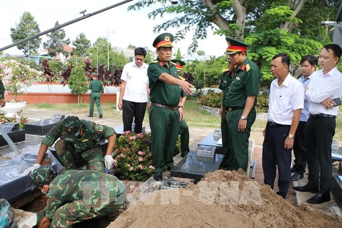 Đoàn công tác kiểm tra công tác lấy mẫu hài cốt liệt sĩ tại Nghĩa trang liệt sĩ Cao Lãnh (xã Mỹ Thọ). Ảnh: Hồng Thái - TTXVN