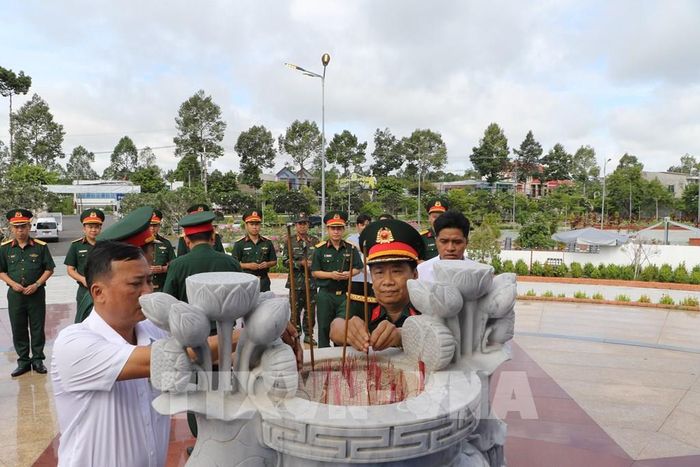 Đoàn công tác dâng hương tại Nghĩa trang liệt sĩ Cao Lãnh (xã Mỹ Thọ). Ảnh: Hồng Thái - TTXVN