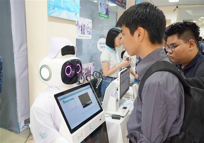 Trải nghiệm các ứng dụng, giải pháp công nghệ trong lĩnh vực y tế. Ảnh: Thu Hoài - TTXVN