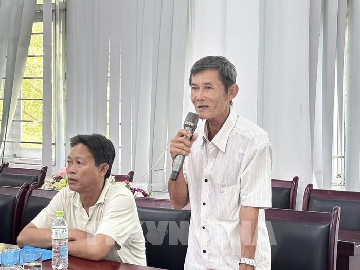 Ông Nguyễn Nên, nông dân sản xuất 7ha lúa trong dự án thuộc xã Phú Thọ, chia sẻ kinh nghiệm sản xuất lúa, giữ nước trữ cá mùa nước nổi. Ảnh: Hồng Nhung - TTXVN