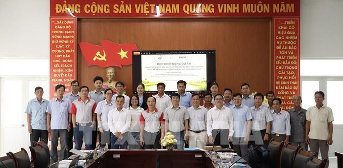 Các đơn vị phối hợp thực hiện dự án hỗ trợ phát triển “Sinh kế mùa nước nổi” cho người dân vùng đệm. Ảnh: Hồng Nhung - TTXVN