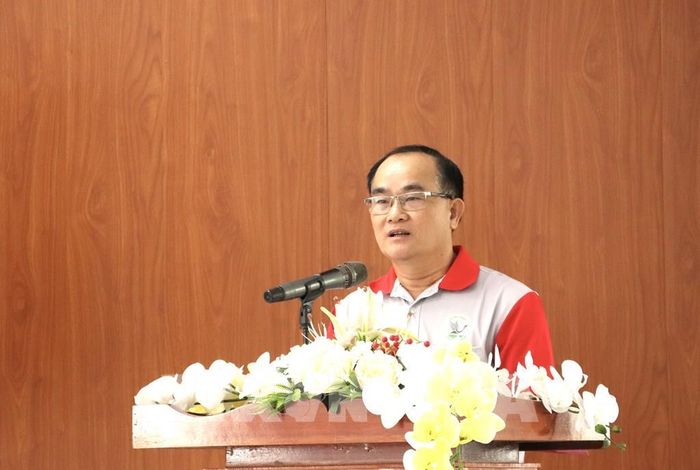 Ông Bùi Thanh Phong, Phó Giám đốc Vườn Quốc gia Tràm Chim, chia sẻ ý nghĩa của phát triển sinh kế song song với phát triển nguồn lợi thủy sản. Ảnh: Hồng Nhung - TTXVN