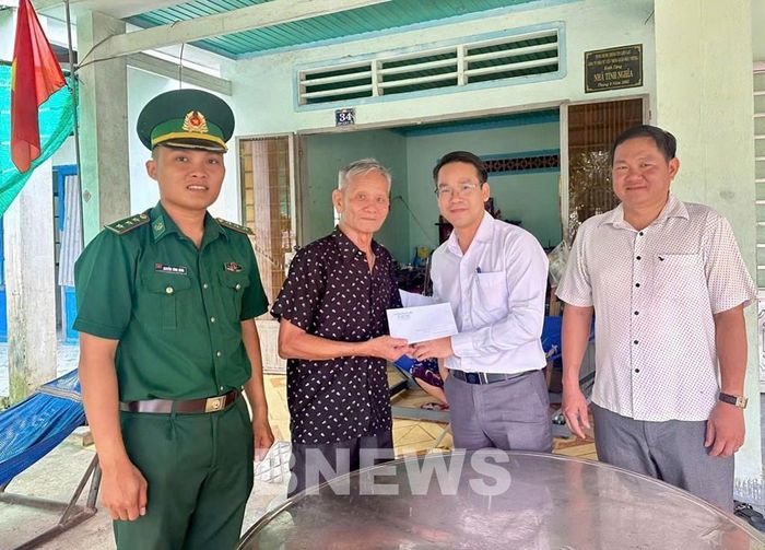 Thăm tặng quà cho gia đình có hoàn cảnh khó khăn trên địa bàn xã Hòa Hội, tỉnh Tây Ninh. Ảnh: Minh Phú - TTXVN