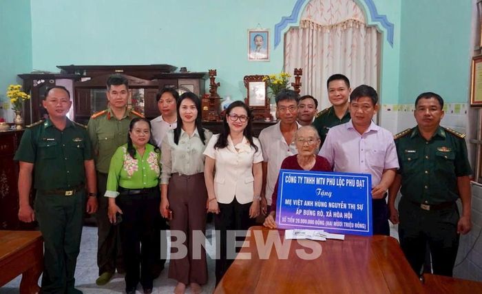 Mạnh thường quân thăm tặng quà cho Mẹ Việt Nam Anh hùng đình trên địa bàn xã Hòa Hội, tỉnh Tây Ninh. Ảnh: Minh Phú - TTXVN