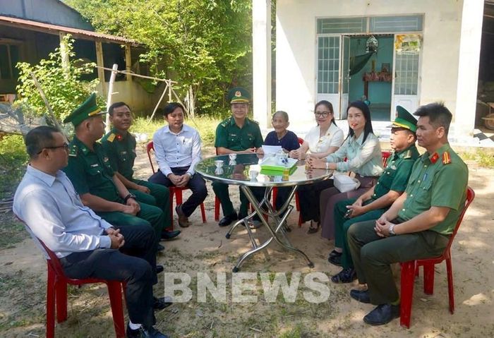 Thăm tặng quà cho gia đình có hoàn cảnh khó khăn trên địa bàn xã Hòa Hội, tỉnh Tây Ninh. Ảnh: Minh Phú - TTXVN