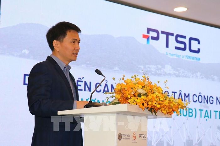 Ông Nguyễn Tuấn, Trưởng Ban Thương mại thuộc Tổng Công ty Cổ phần Dịch vụ Kỹ thuật Dầu khí Việt Nam phát biểu tại tọa đàm. Ảnh: Thanh Vũ - TTXVN