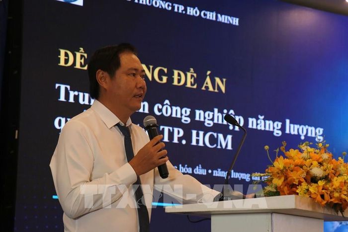 Ông Nguyễn Khắc Hiếu, Phó Trưởng phòng Quản lý Năng lượng, Sở Công Thương Thành phố Hồ Chí Minh phát biểu tại tọa đàm. Ảnh: Thanh Vũ - TTXVN