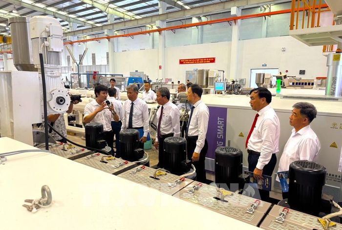 Các đại biểu tham quan nhà máy sản xuất nhựa HDPE đạt chuẩn môi trường. Ảnh: Hương Giang - TTXVN