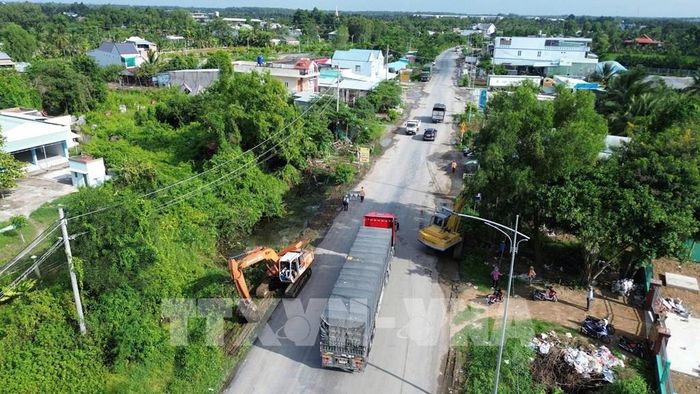Thi công các công trình giao thông trọng điểm trên địa bàn tỉnh Đồng Tháp. Ảnh: Công Trí-TTXVN