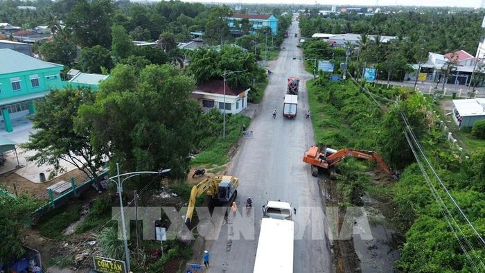 Thi công các công trình giao thông trọng điểm trên địa bàn tỉnh Đồng Tháp. Ảnh: Công Trí-TTXVN