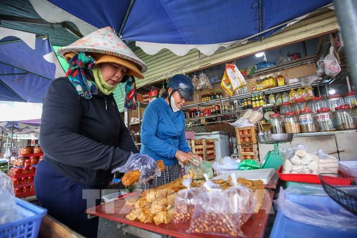 Thực phẩm chay bày bán tại Chợ Long Hoa trở thành nét văn hóa ẩm thực đặc trưng của vùng Thánh địa Cao Đài. Ảnh: Giang Phương – TTXVN