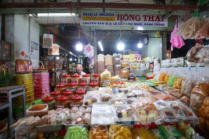 Bánh tráng Tây Ninh được bày bán phong phú tại chợ Long Hoa, trở thành đặc sản được nhiều du khách lựa chọn khi ghé thăm và mua sắm. Ảnh: Giang Phương - TTXVN