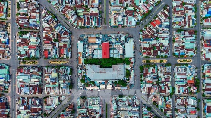 Chợ Long Hoa với bố cục vuông vức, ngôi nhà lồng hình chữ thập ở trung tâm và những tuyến đường tỏa ra nhiều hướng, tạo nên dấu ấn kiến trúc độc đáo giữa lòng đô thị. Ảnh: Giang Phương – TTXVN