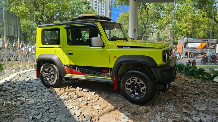 Toyota Land Cruiser FJ (trái) và Suzuki Jimny (phải) có thiết kế vuông vức, định hướng sử dụng để chạy địa hình.