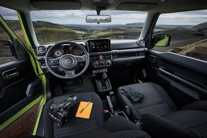 Nội thất Toyota Land Cruiser FJ (trên) và Suzuki Jimny (dưới).