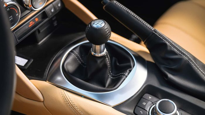 Khoang lái của Mazda MX-5.