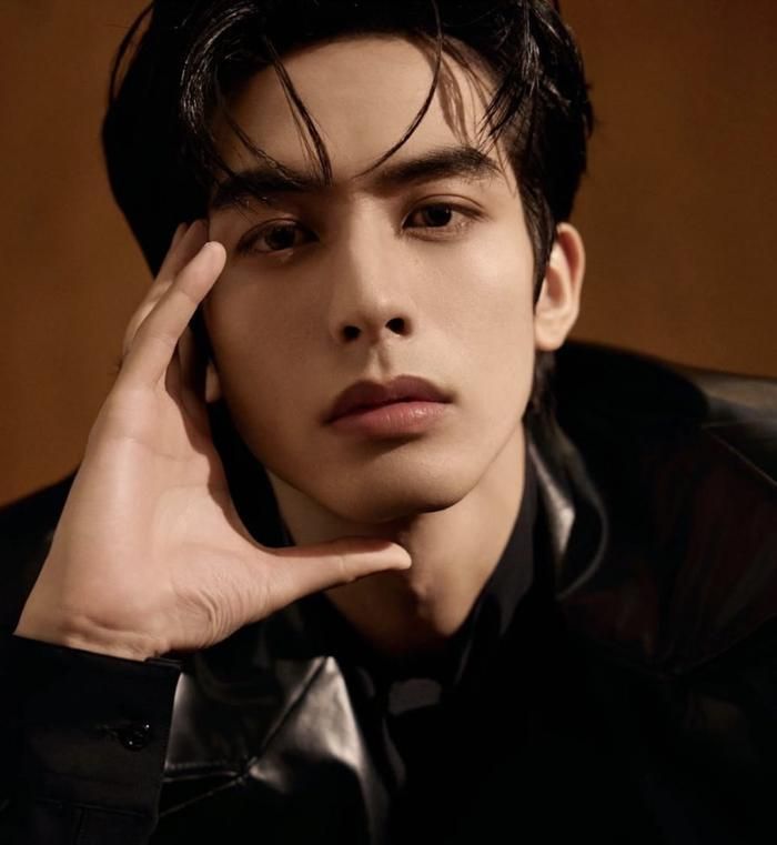 Tống Uy Long gây thương nhớ với visual chuẩn người mẫu.