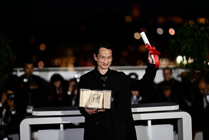Trần Anh Hùng nhận giải Đạo diễn xuất sắc tại Liên hoan phim Cannes 2023.