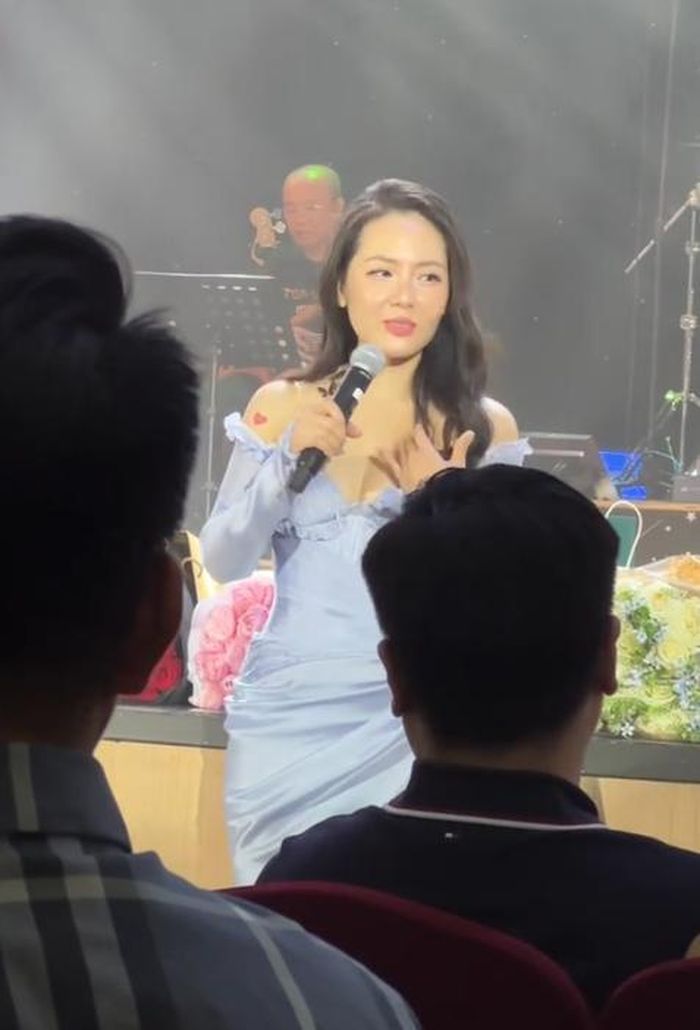 Phương Linh tiết lộ hiện tại cô không được phép hát Anh cứ đi đi nữa.