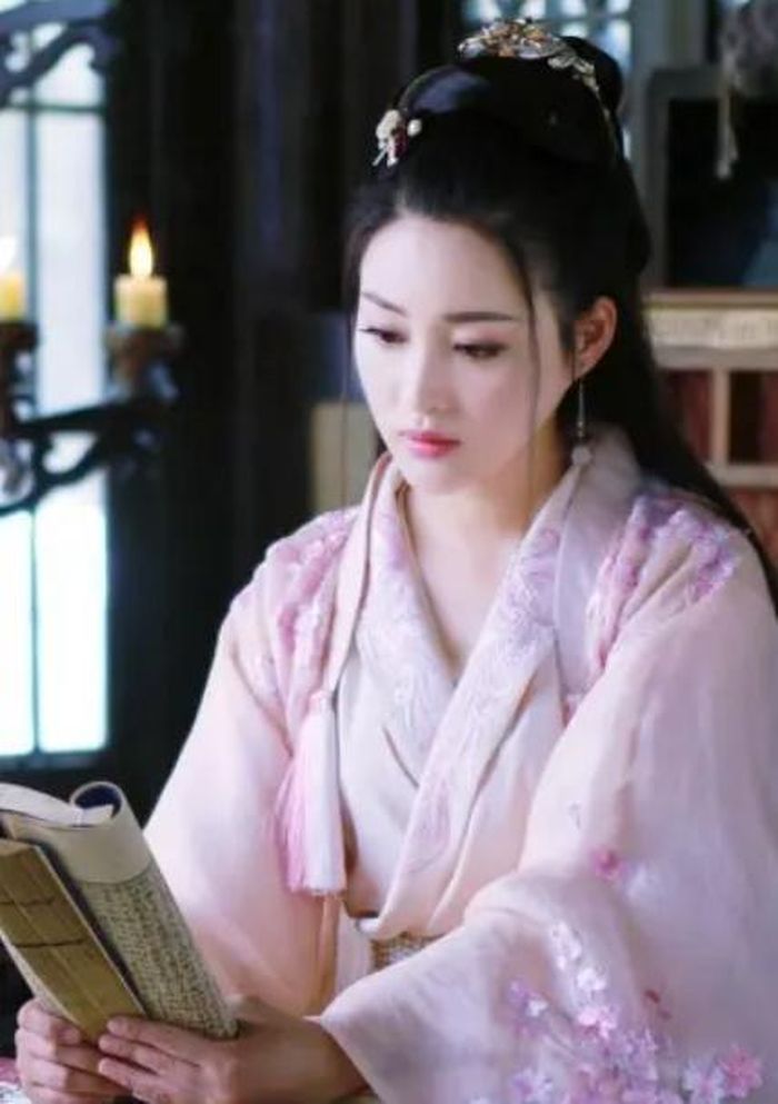 Thẩm Bích Quân được xem là biểu tượng của vẻ đẹp đoan trang, thanh quý, tạo nên một trong những chuyện tình nổi tiếng nhất dưới ngòi bút Cổ Long. Ảnh: Sohu.