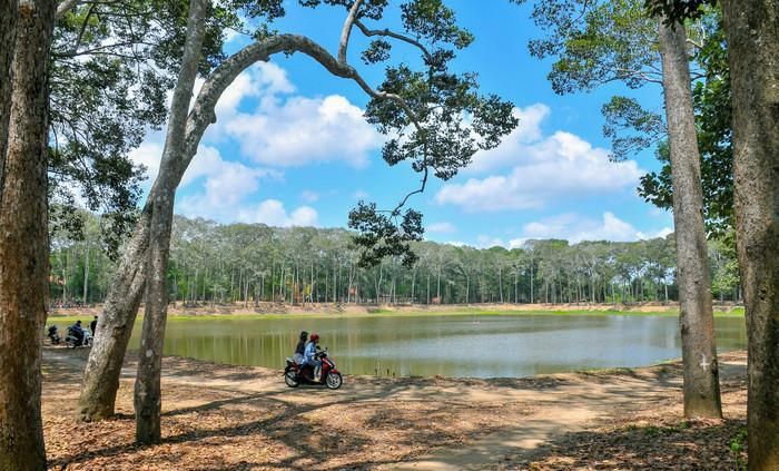 Vẻ xanh mát ở ao Bà Om. Ảnh: Thám hiểm Mekong